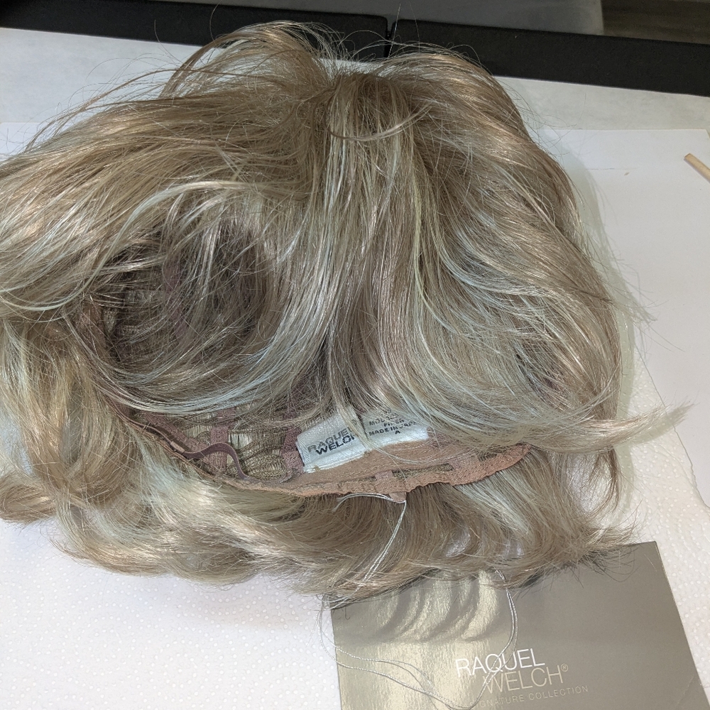Raquel Welch Wig - Boost - Picture 13 of 13